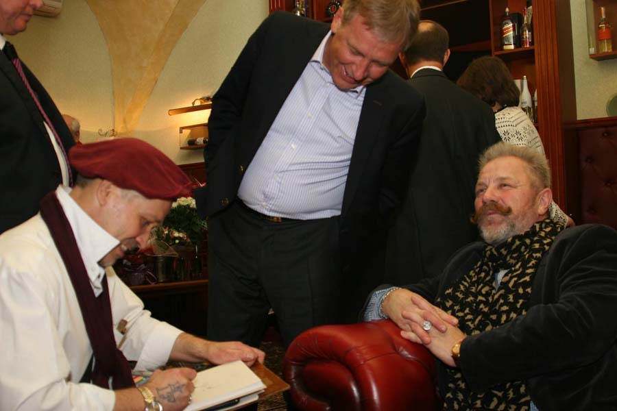 Шаржист рисует Ксендзова на корпоративе работников строительной компании в ресторане Ренессанс