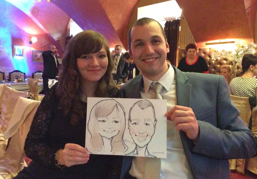 шаржисту позируют сотрудники IT-компании на корпоративе в ресторане Ренессанс, Минск