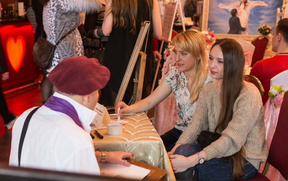 шаржист рисует сотрудниц компании на корпоративе мебельной фирмы Минска