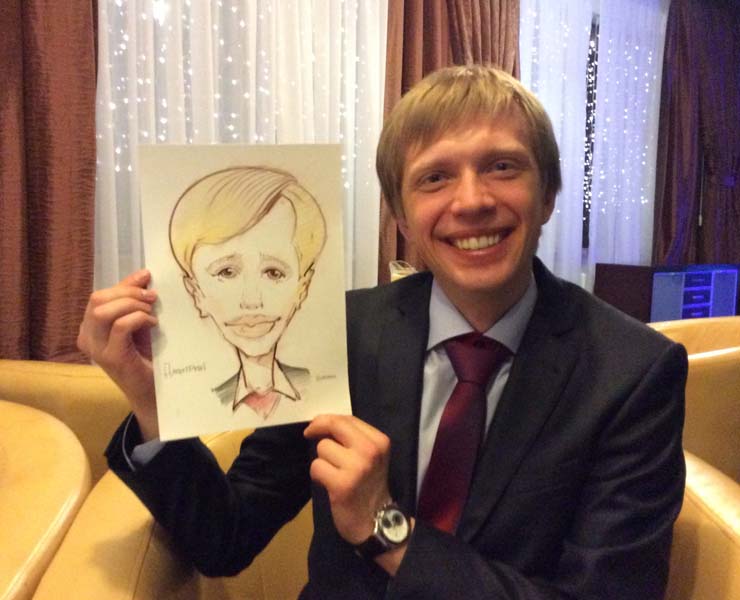 Шаржист нарисовал на корпоратве сотрудника с широкой улыбкой ресторан Виктория