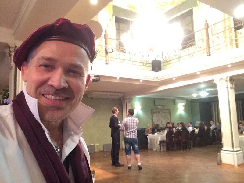 Шаржист рисует на корпоративе Кадастровой организации