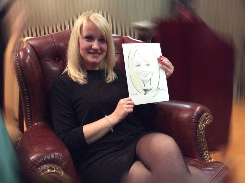 Ольга позирует шаржисту в Underworld