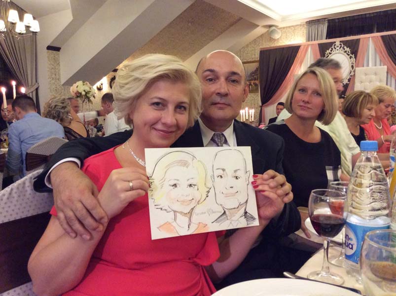 шарж держат Татьяна и Алексей на свадьбе в Клубе Дрозды