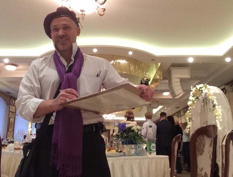 шаржист рисует в Шляхетском Маентаке в День влюбленных