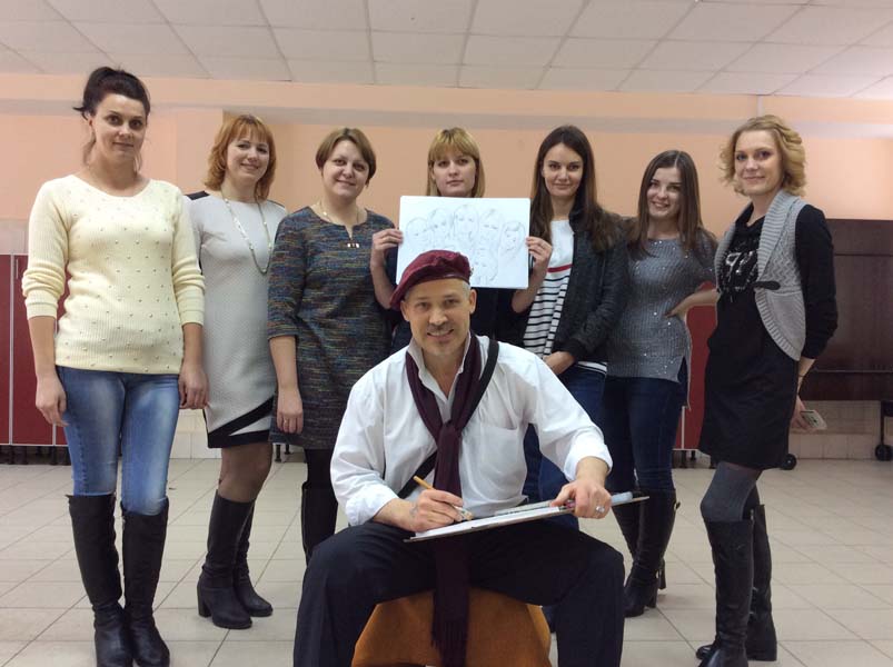 шаржист Михаил Шабалин на рисует на корпоративе компании 