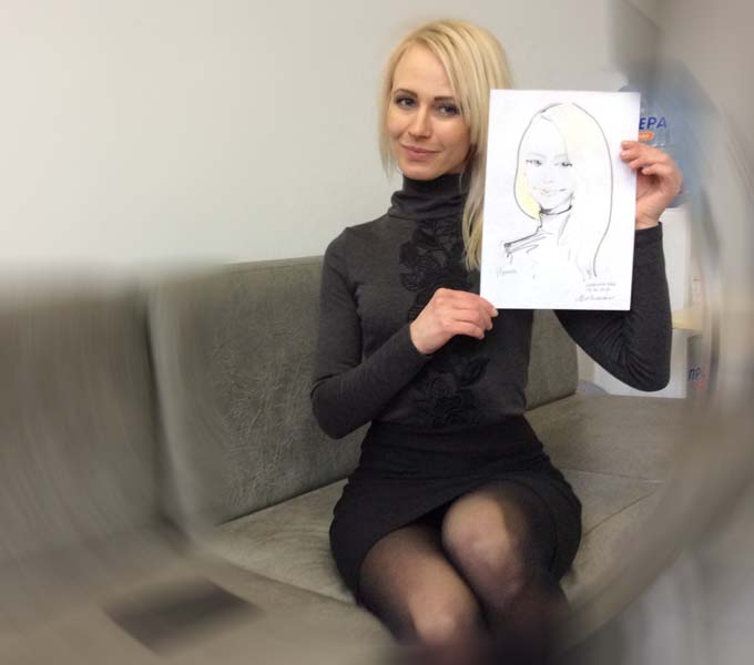 блондинка Ирина позирует шаржисту