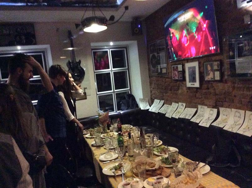 шаржист Михаил Шабалин на рисует на корпоративе компании 