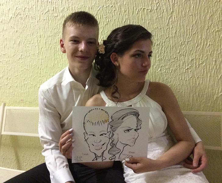 Паша и Маша позируют шаржисту, шаржист Михаил Шабалин, шаржист Мишель