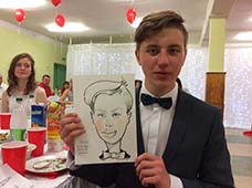 Женя демонстрирует свой шарж на выпускном, шаржист Михаил Шабалин, шаржист Мишель