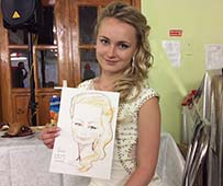 Даша держит свой шарж, шаржист Михаил Шабалин, шаржист Мишель