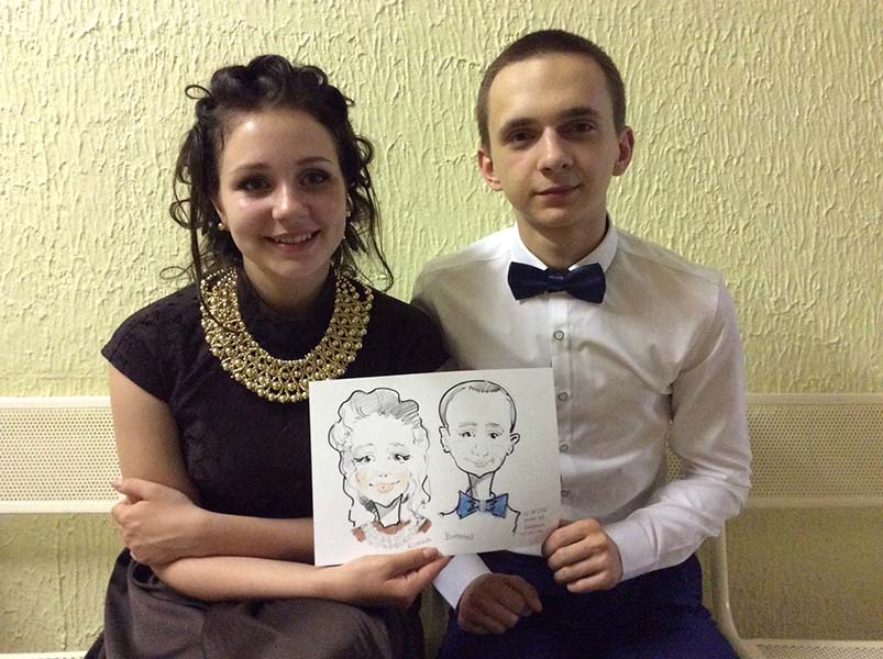Ксюша и Виталий улыбаются художнику, шаржист Михаил Шабалин, шаржист Мишель