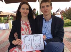 Шаржист на свадьбу Михаил Шабалин,Минск,Калининград,девушка и парерь голубая рубашка держат шарж Сябры