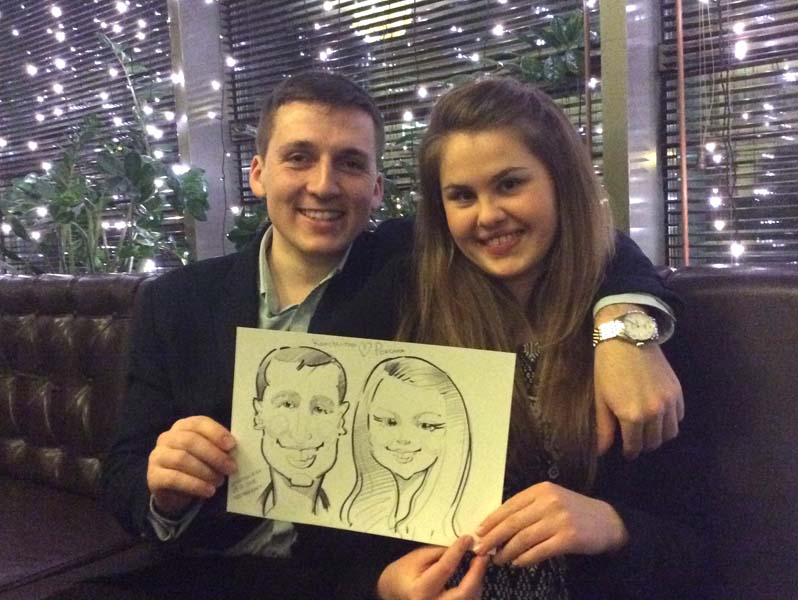 Пара позирует шаржисту в Ньюмен на свадьбе и корпоративе