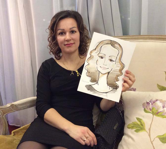 Наталья держит свой шарж акварелью, шаржист Мишель, шаржист Михаил Шабалин
