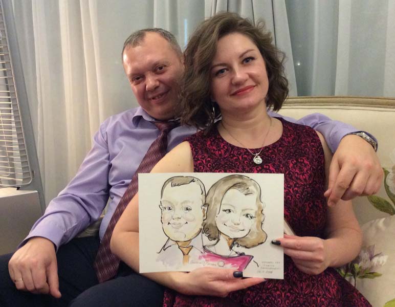 Дмитрий и Татьяна позируют шаржисту, шаржист Мишель, шаржист Михаил Шабалин