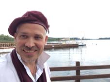 шаржист на фоне Минского моря ресторан 