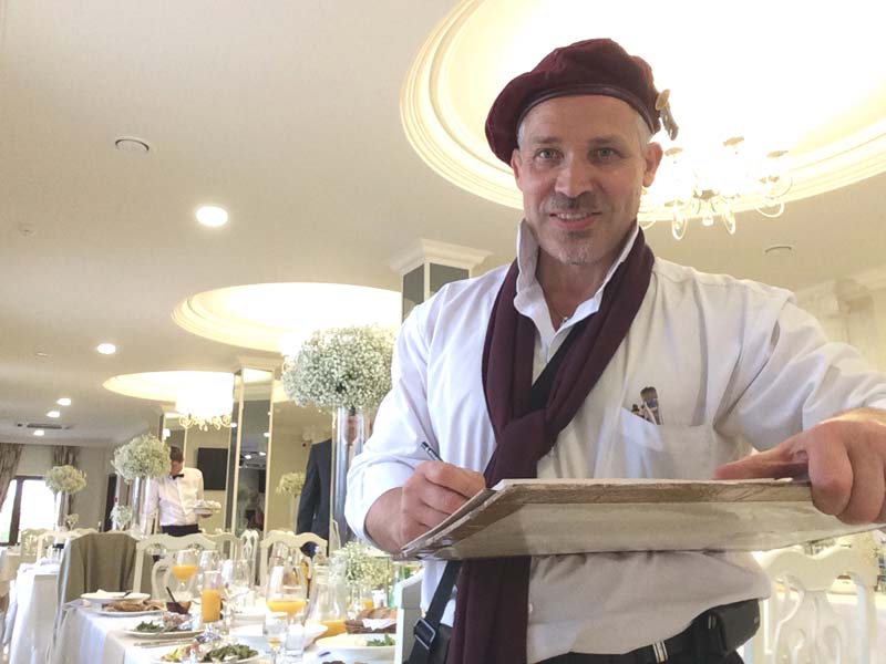 шаржист рисует в 