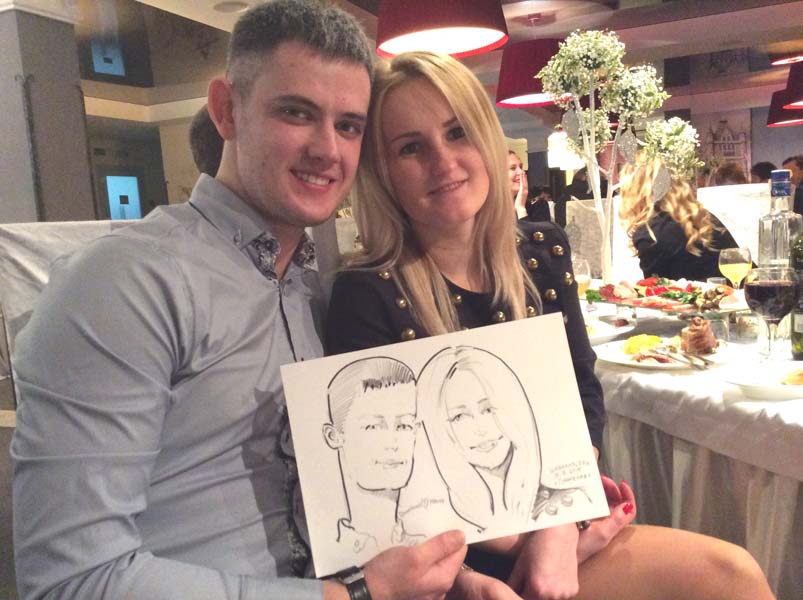 Парень с девушкой позируют на празднике декабрьской свадьбе Променад