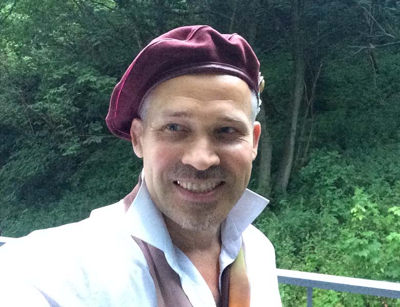  голова шаржиста Михаила Шабалина на фоне зелени Светлогорск